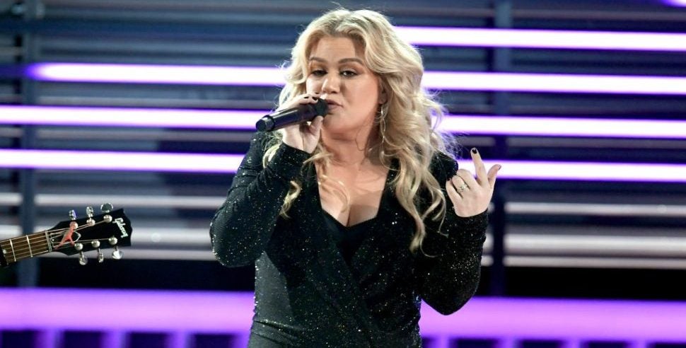 Kelly Clarkson Opens 2019 Billboard Music Awards With FGL, Dan + Shay