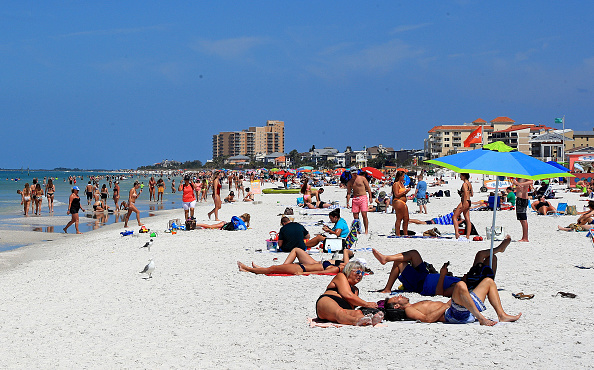 VIDEO: Clearwater Beach Goers Using Seaweed To Social Distance