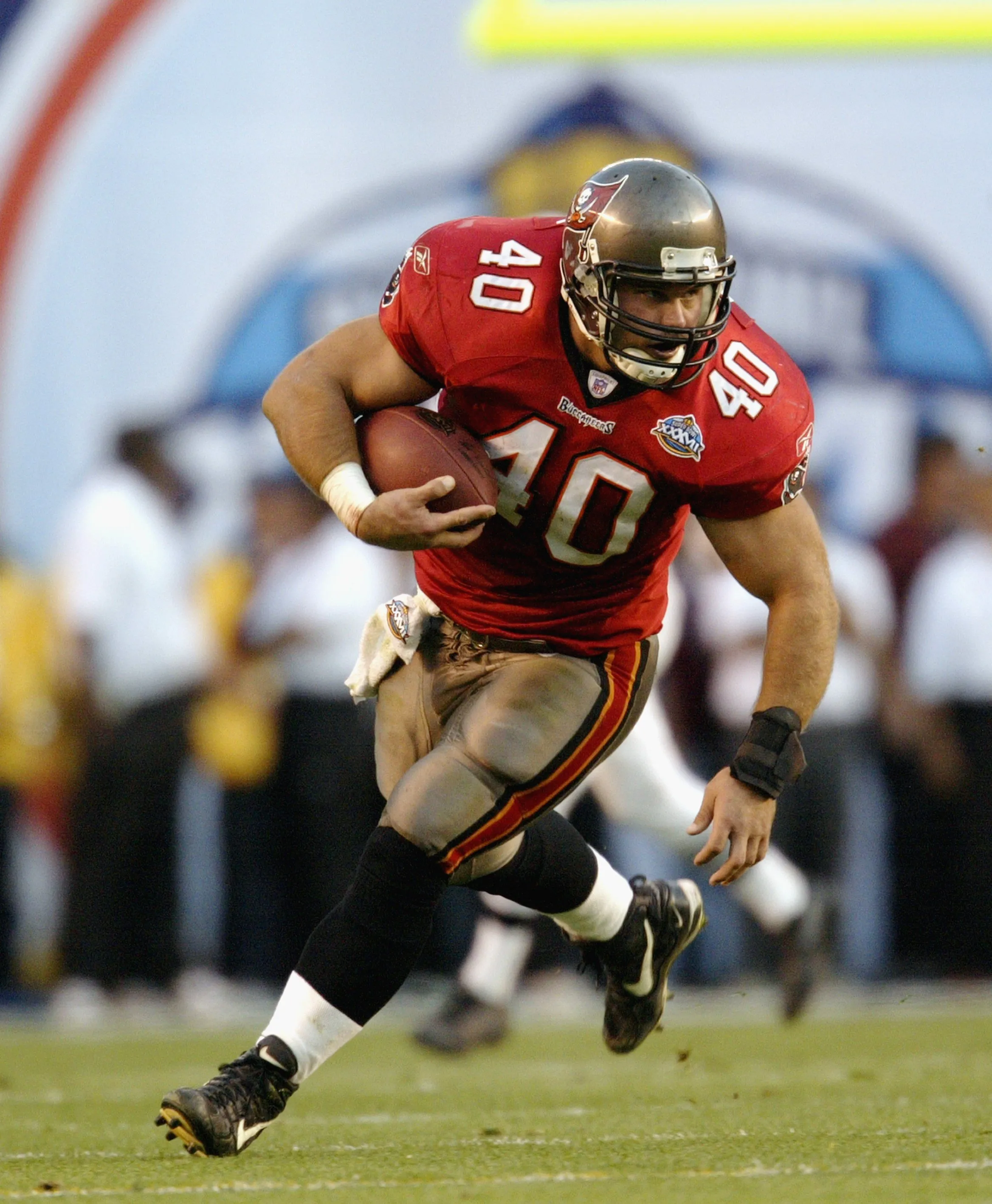 Tampa Bay Buccaneers running back Mike Alstott is congratulated by News  Photo - Getty Images