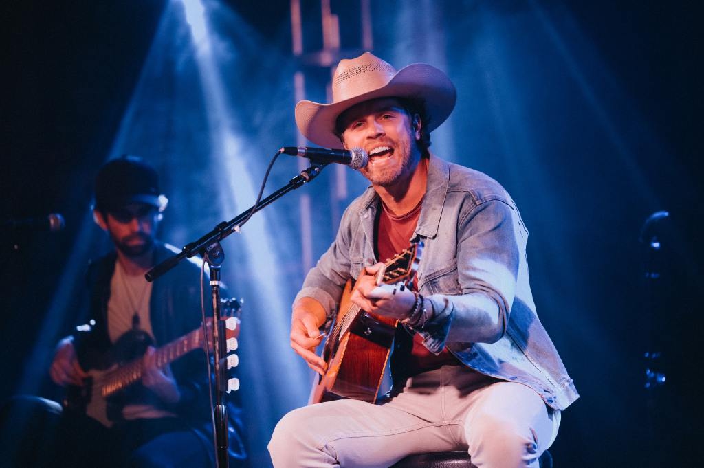 watch-dustin-lynch-brought-a-17-year-old-girl-on-stage-to-sing