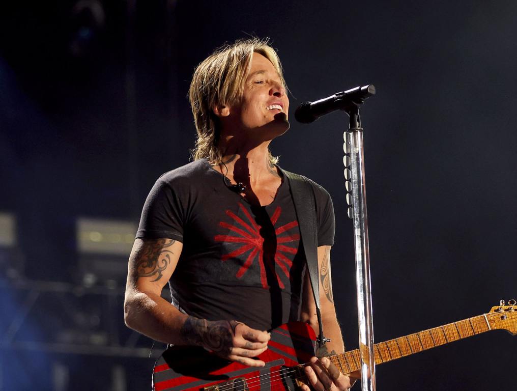 Keith Urban Struggles Through Tampa Storms: 'The Show Goes On'