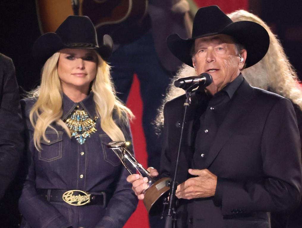 Miranda Lambert Pays Tribute To George Strait At The CMAs